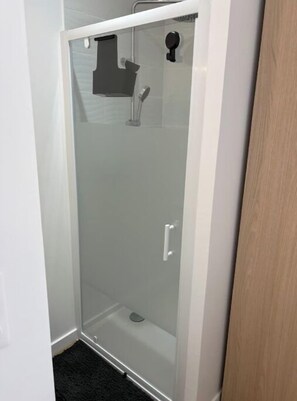 Douche, sĂšche-cheveux, serviettes fournies, papier toilette