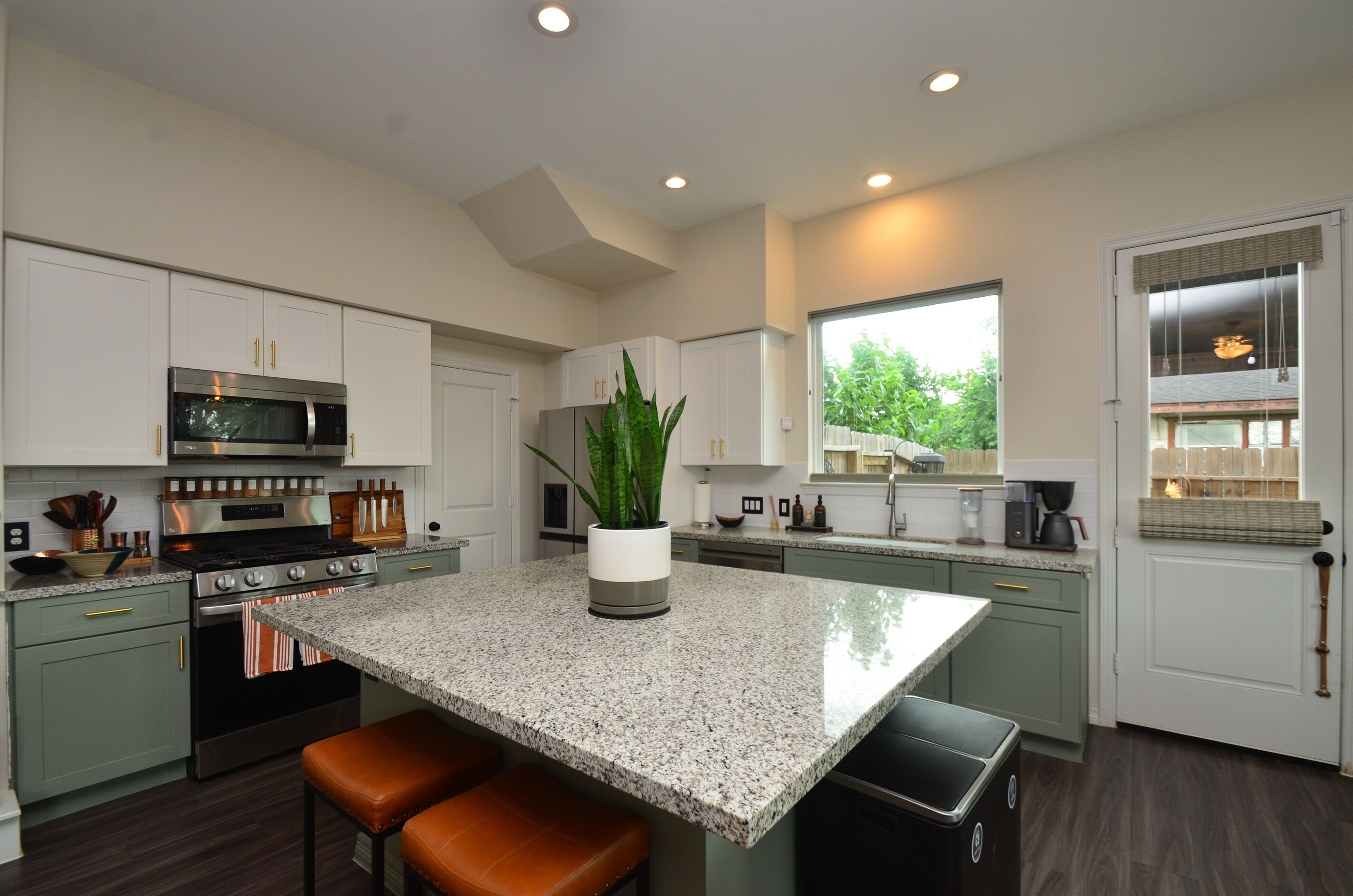 Kylskåp, mikrovågsugn, ugn och spishäll