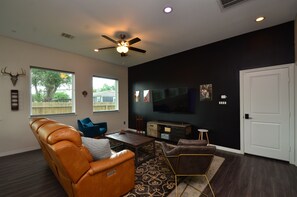 TV connectée, lecteur de DVD, livres, vidéothèque