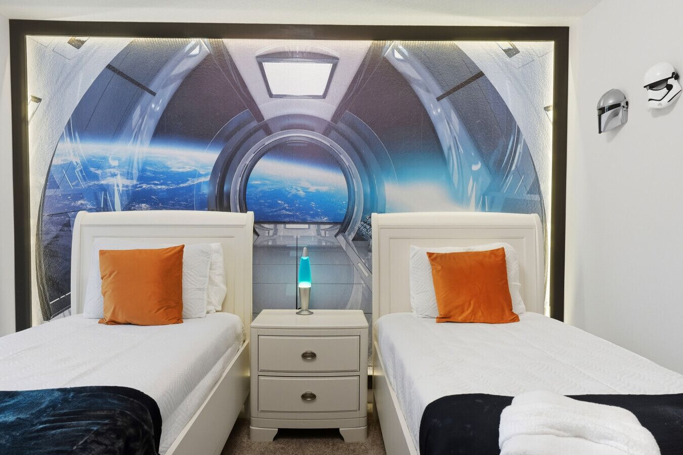 6 bedrooms, desk, iron/ironing board, travel cot