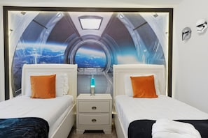 6 bedrooms, desk, iron/ironing board, travel cot