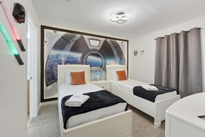 6 bedrooms, desk, iron/ironing board, travel crib