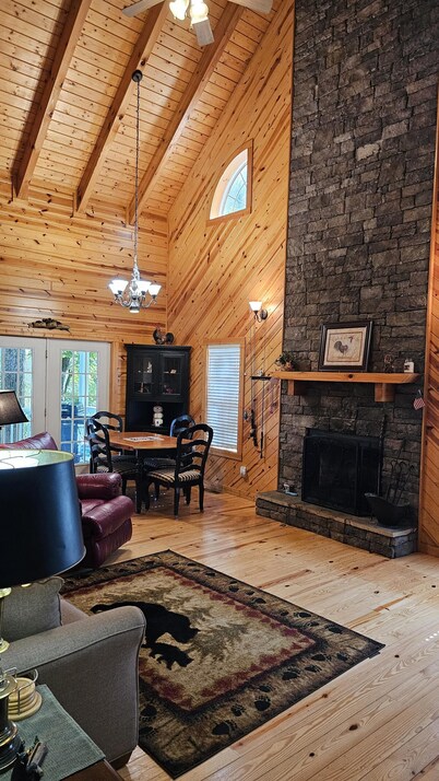 Eagles Roost Cabin with Stunning Treetop & Mountain Views