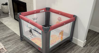 Raider Resort ~ Hot Tub, Arcade, and Luxury for 14 Guests in Red Raider Land