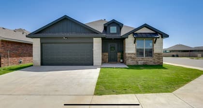 Raider Resort ~ Hot Tub, Arcade, and Luxury for 14 Guests in Red Raider Land