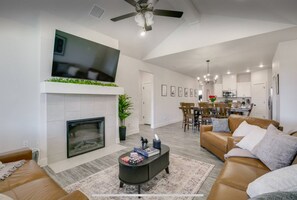 Téléviseur connecté, foyer, jeux vidéo, table de ping-pong