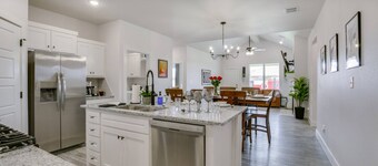 Raider Resort ~ Hot Tub, Arcade, and Luxury for 14 Guests in Red Raider Land