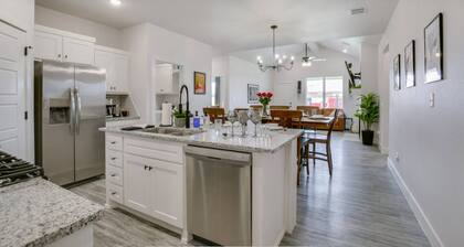 Raider Resort ~ Hot Tub, Arcade, and Luxury for 14 Guests in Red Raider Land