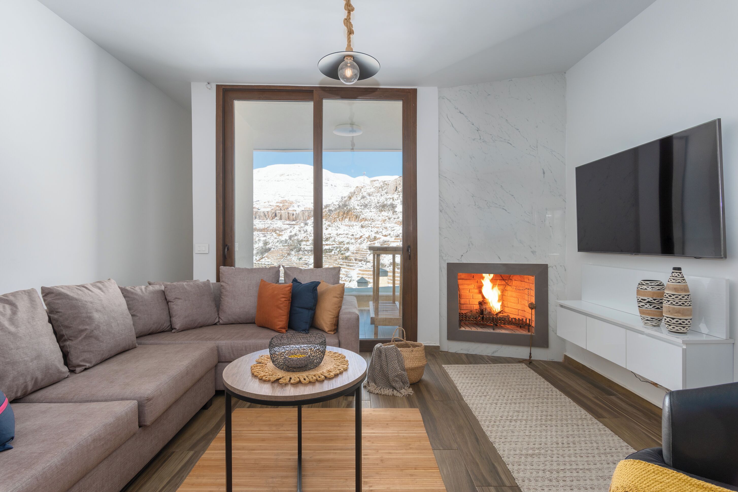 Apartment, 1 Double Bed, Kitchenette, Mountain View | Living room