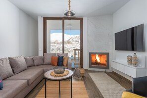 Departamento, 1 cama matrimonial, cocineta, vista a la montaña | Sala de estar