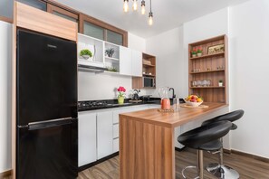 Departamento, 1 cama matrimonial, cocineta, vista a la montaña | Cocineta privada | Refrigerador con congelador, microondas y parrilla de estufa 