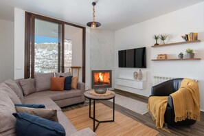 Apartment, 1 Double Bed, Kitchenette, Mountain View | Living room