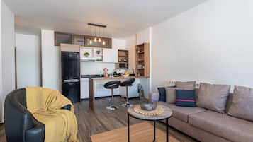 Apartment, 1 Doppelbett, Kochnische, Bergblick | Wohnzimmer