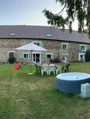 Outdoor dining - Large house with swimming pool - sleeps 13, sleeps 25 - near Paris (rebais)