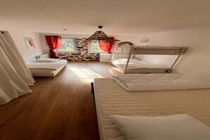 3 bedrooms, iron/ironing board, free WiFi