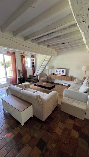 Televisión, chimenea, videojuegos, futbolito