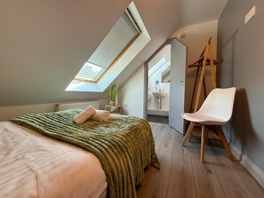 5 bedrooms, iron/ironing board, WiFi, bed sheets
