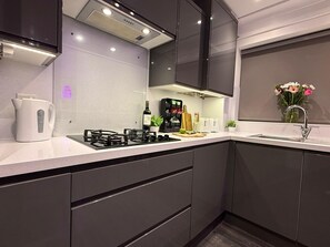 Four à micro-ondes, un four, surface de cuisson, lave-vaisselle