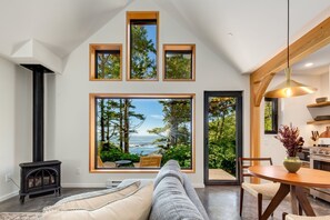 Premium-Ferienhütte, Meerblick | Wohnbereich | 43-Zoll-Smart-TV mit Digitalempfang, Kamin, Netflix