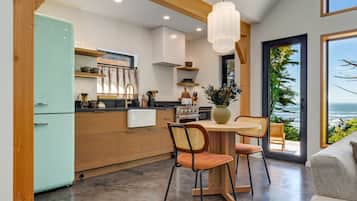 Signature huisje, uitzicht op oceaan | Dineerruimte