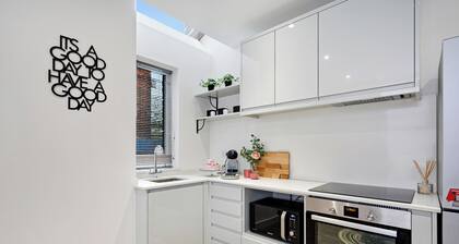 Modern family home, 2BR, Sofa bed, 3BA, sleeps 6