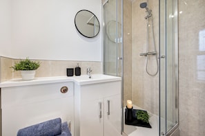 Dusche, Haartrockner, Handtücher, Seife