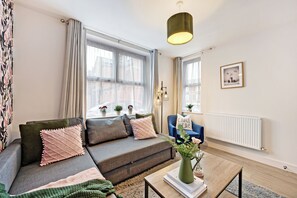 TV - Modern family home, 2BR, Sofa bed, 3BA, sleeps 6 (Stockport)