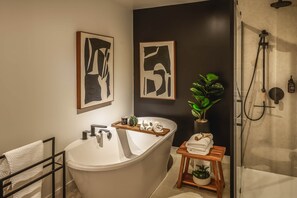 Een douche, een haardroger, handdoeken