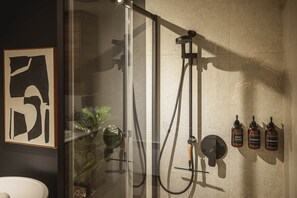 Douche, sèche-cheveux, serviettes fournies