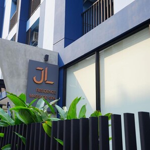 Un edificio con un cartel que indica 'JL Residence Massage Spa', señalando que se trata de un centro de spa.
