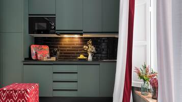 Apartamento Estudio | Private kitchenette | Coffee/tea maker