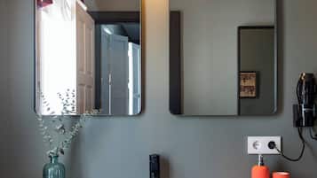 Apartamento Superior con terraza y jacuzzi privado | Bathroom | Towels, soap, shampoo