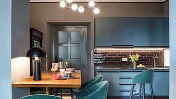 Apartamento con patio y jacuzzi privado | Cocina básica privada | Cafetera o tetera