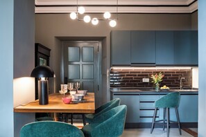 Apartamento con patio y jacuzzi privado | Cocina básica privada | Cafetera o tetera