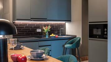 Apartamento con patio y jacuzzi privado | Private kitchenette | Coffee/tea maker