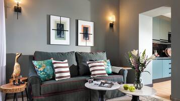 Apartamento con terraza y jacuzzi privado | Living area | TV