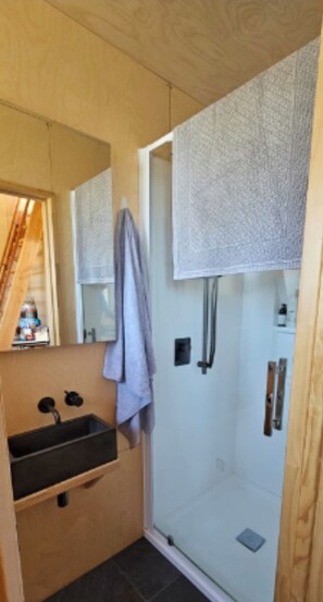 Shower, towels, soap, toilet paper - The Rusty Shed-Lake Ohau. Stones throw away from the lakes , the Ohau Ski Feild. (Lake Ōhau)