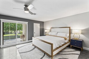 3 habitaciones, escritorio y tabla de planchar con plancha 