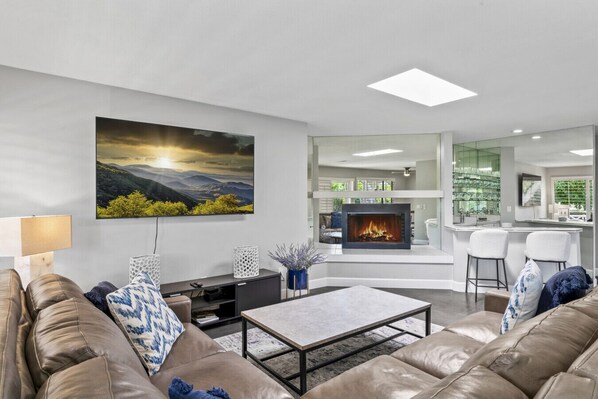 Televisión y chimenea 