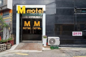 Unclassified image, 4 of 11, button - Sindang M (Seoul)