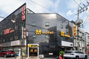 Unclassified image, 4 of 11, button - Sindang M (Seoul)