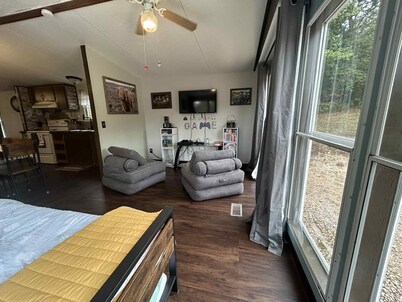 Charming 2-bedroom country mobile home with game room, hot tub, seasonal pool