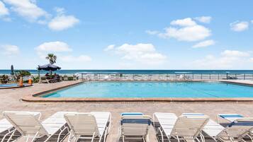 Una piscina al aire libre, una piscina climatizada