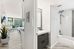 Hiustenkuivaaja, pyyhkeet, saippua, sampoo