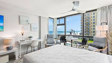 Tabla de planchar con plancha, wifi gratis y ropa de cama