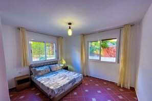 3 bedrooms, bed sheets - Clean & spacious, swimming pool & proximity to sea (Oued Laou)