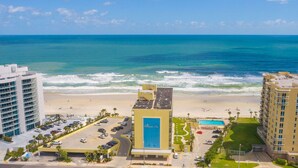 A beachfront hotel with a pool, beach access, and ocean views. - Modern Studio with 2 Queen Beds | Partial Ocean View | Pool & Beach Access (Daytona Beach)