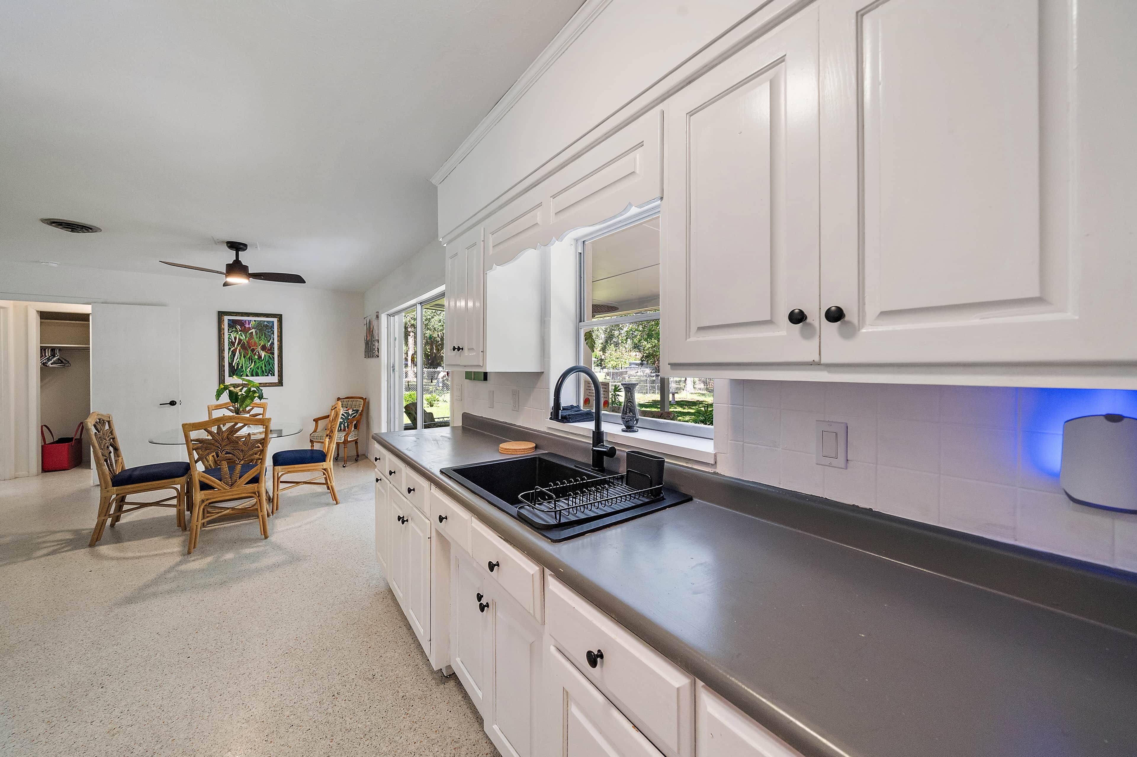 冰箱、微波炉、烤箱、炉灶