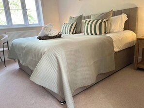 4 bedrooms, iron/ironing board, WiFi, bed sheets - Combe House, 6 Mins Blenheim Palace, 5 Mins Estelle manor, 15 Mins centre Oxford (Long Hanborough)