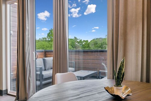 Stunning 4 Bedroom/ 4.5 Bath Home w/Rooftop Deck!